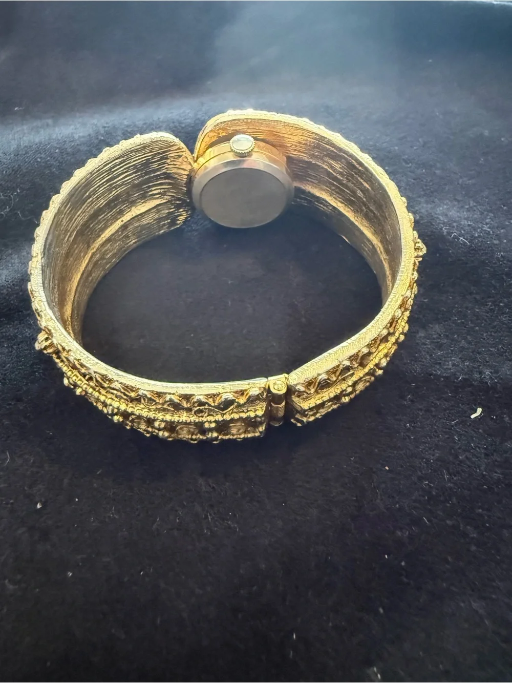 Vintage LUCERN Women’s Gold Tone SECRET Hinged Cuff Watch Ornate Filigree *READ*